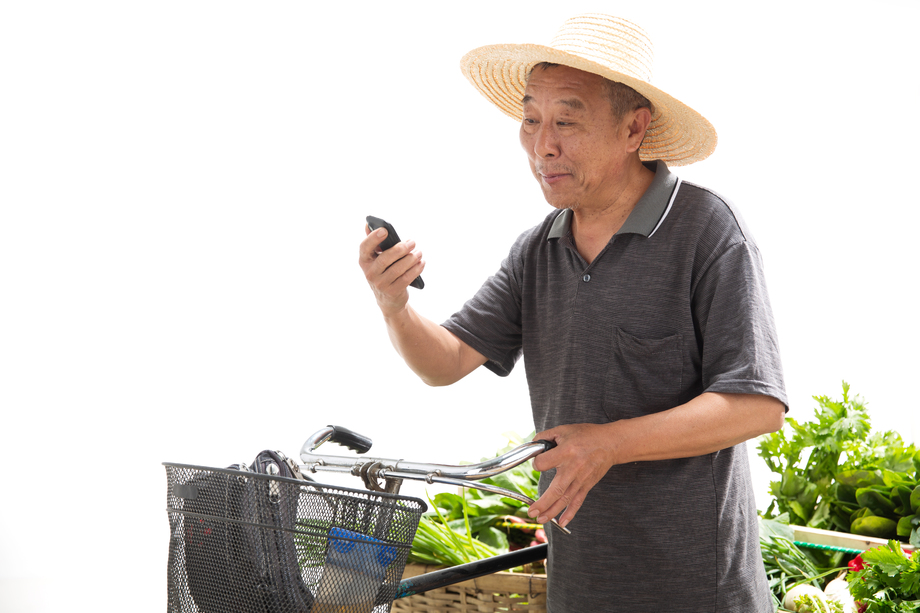 老农民拿着手机