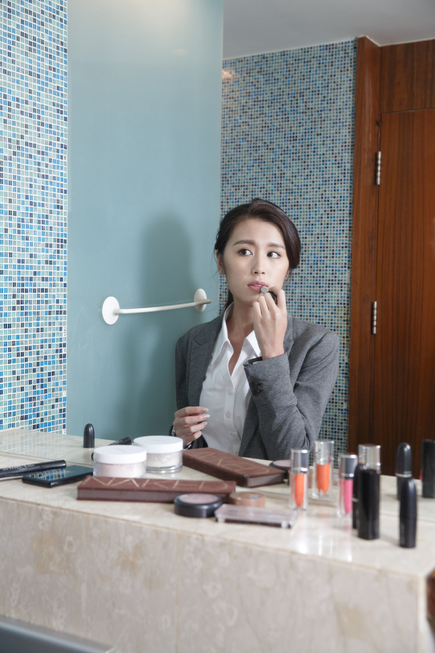 青年女人正在化妆图片