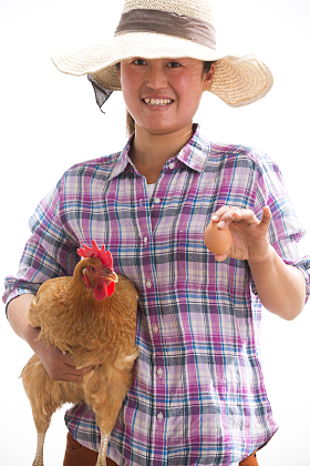 中年女人拿着一只鸡照片