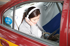 青年女人坐出租车图片