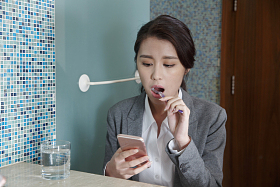 青年女人刷牙图片