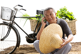 老农民拿着手机