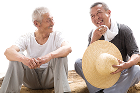 两位老农民在聊天