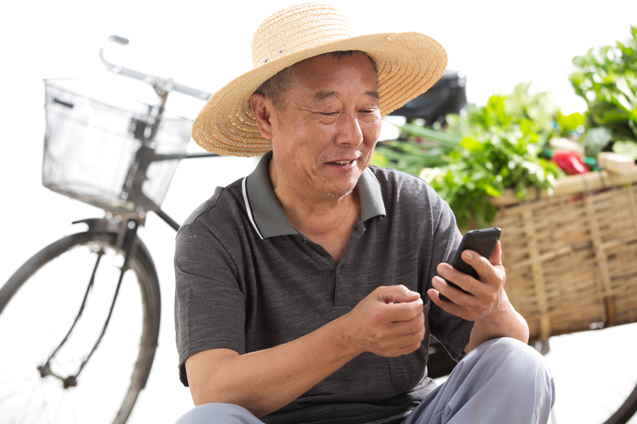 老农民拿着手机