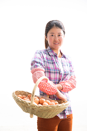 中年女人拿着一篮子鸡蛋照片
