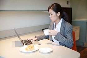 青年女人吃早餐图片