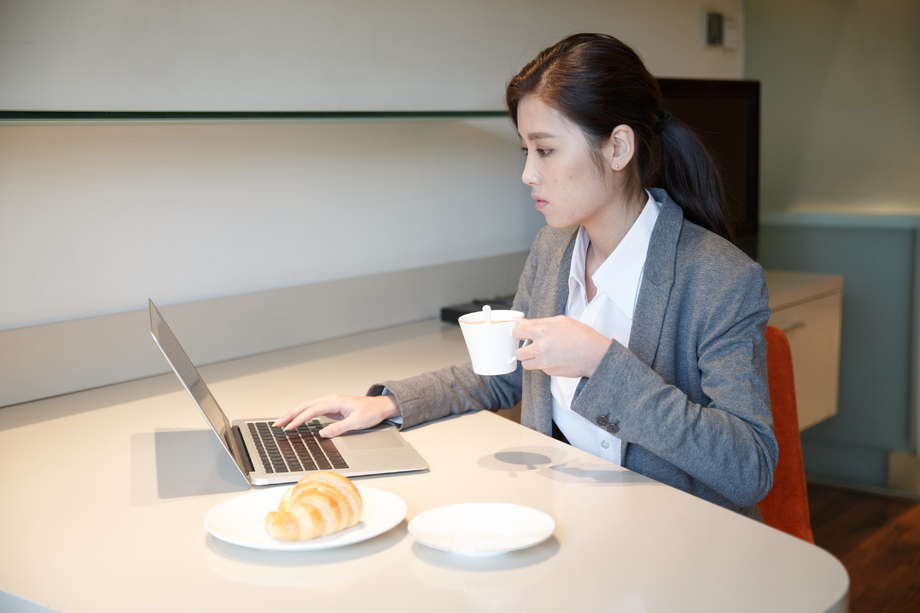 青年女人吃早餐图片