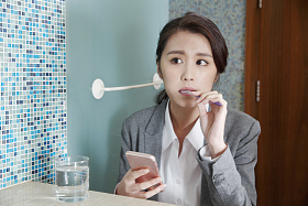 青年女人刷牙图片