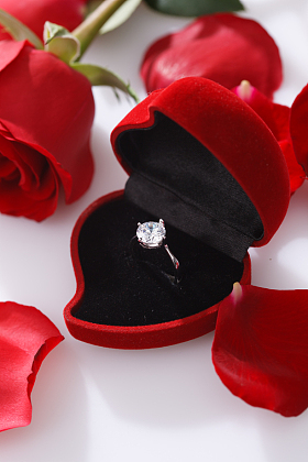 钻戒和玫瑰花图片