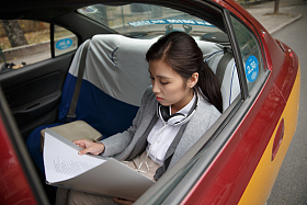 青年女人坐出租车图片