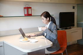 青年女人吃早餐图片