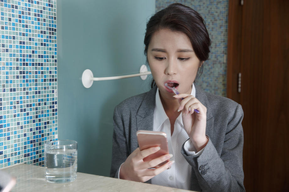 青年女人刷牙