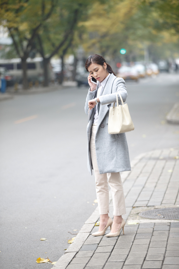 青年女人在路边等出租车图片