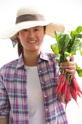 农民拿着一捆小萝卜