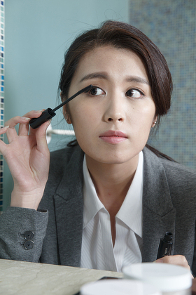 青年女人正在化妆图片