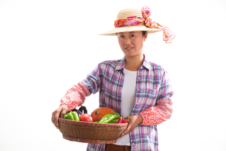 中年女人拿着一筐蔬菜图片 中年女人拿着一筐蔬菜图片