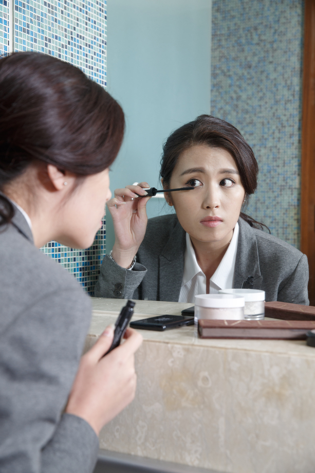 青年女人正在化妆 青年女人正在化妆