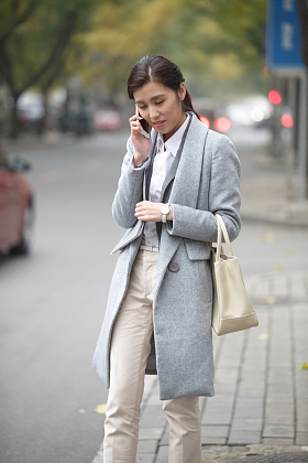 青年女人在路边等出租车