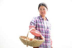 中年女人拿着一篮子鸡蛋照片