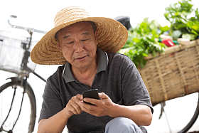 老农民拿着手机