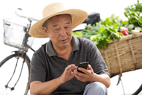 老农民拿着手机