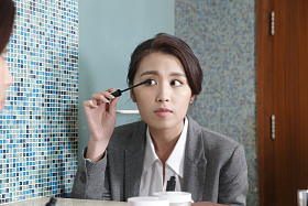 青年女人正在化妆