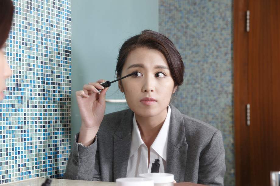 青年女人正在化妆 青年女人正在化妆