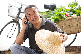 老农民拿着手机