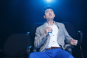 一个青年男人在电影院看电影图片