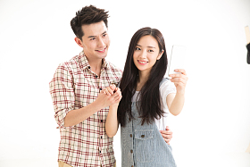 青年情侣用手机拍照