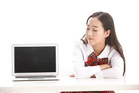 大学生指着笔记本电脑