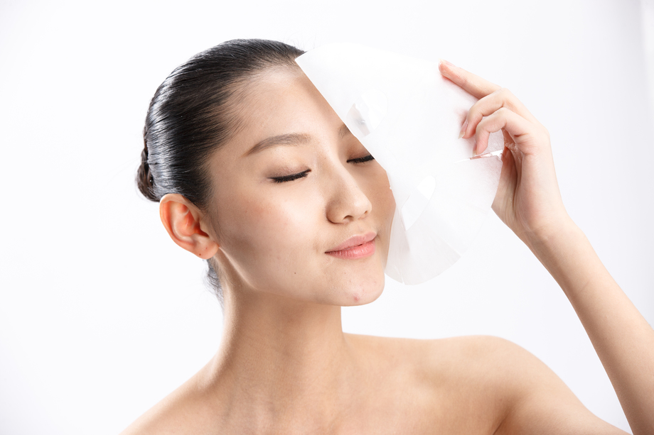 年轻女人化妆照片