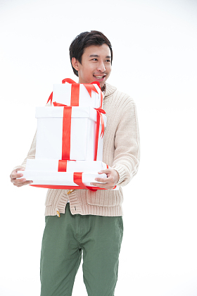 拿着礼品盒的年轻男人