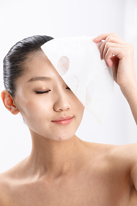 年轻女人化妆图片