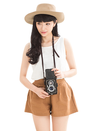 拿老式照相机的青年女人