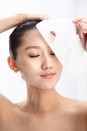 年轻女人化妆图片