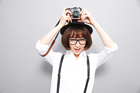 青年女人拿着照相机照片