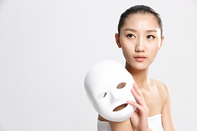 年轻女人拿着面膜图片