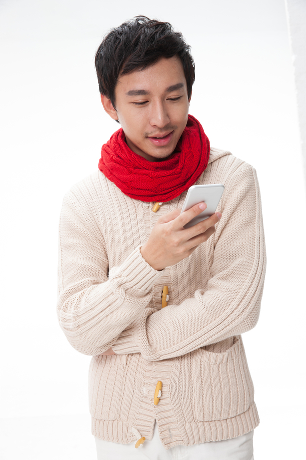 拿手机的年轻人图片 拿手机的年轻人图片