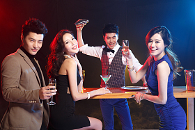 青年男女在酒吧喝酒图片