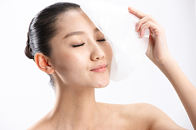 年轻女人化妆图片