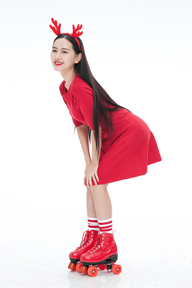 滚轴溜冰的年轻女人