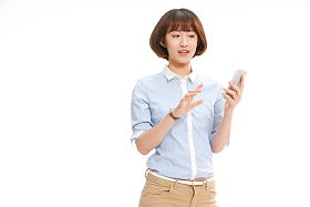 青年女人使用手机