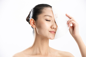 年轻女人化妆图片