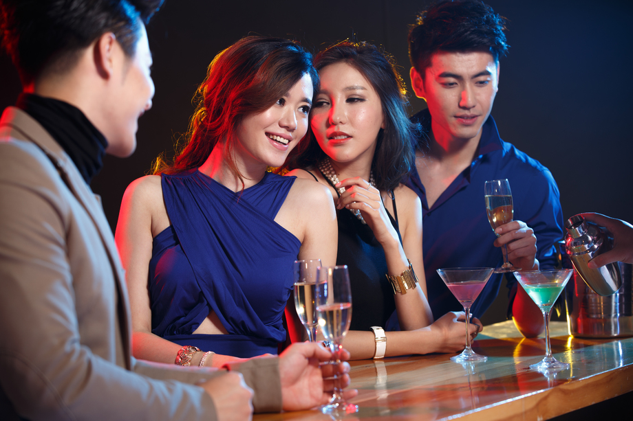 青年男女在酒吧喝酒图片