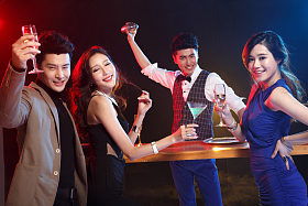 青年男女在酒吧喝酒图片