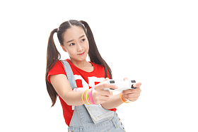 年轻女孩玩游戏图片