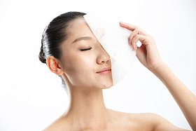 年轻女人化妆图片