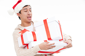 拿着礼品盒的年轻男人图片