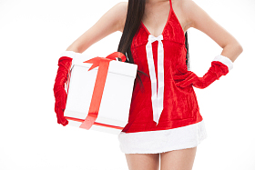 拿着圣诞礼物的年轻女人